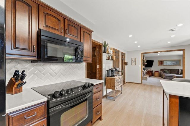 1531 LOST DAUPHIN ROAD, De Pere, WI 54115