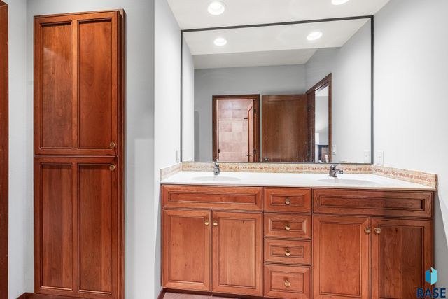 3209 S Nic Ann Ct Court, Sioux Falls, SD 57103