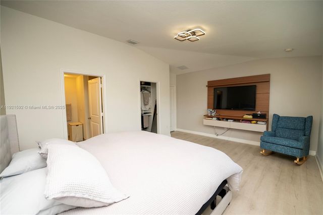 401 NE 194th Ln, Miami, FL 33179