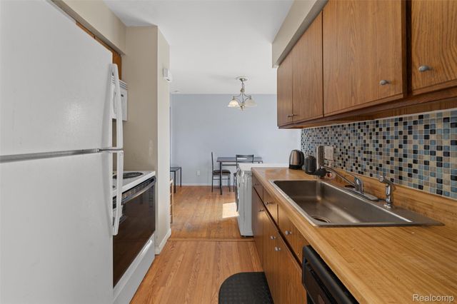 8083 Coventry Street 98, Westland, MI 48185