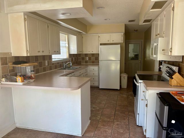 5620 Bauer Rd, Pensacola, FL 32507