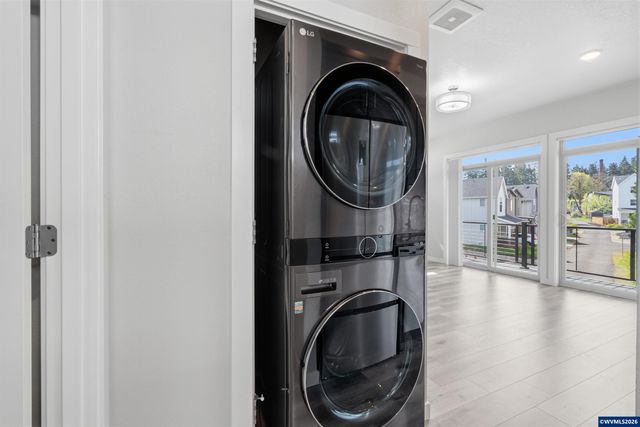 2042 Village Center Dr SE, Salem, OR 97302