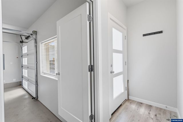 2042 Village Center Dr SE, Salem, OR 97302