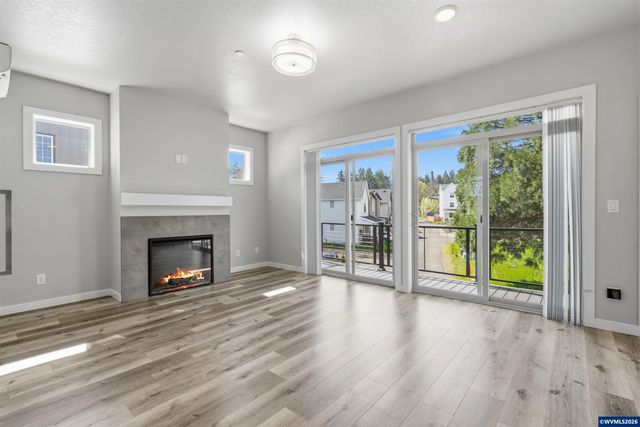 2042 Village Center Dr SE, Salem, OR 97302