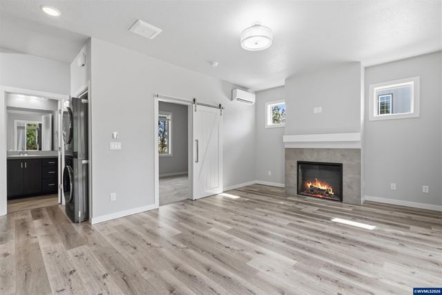 2042 Village Center Dr SE, Salem, OR 97302