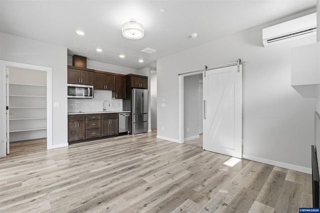 2042 Village Center Dr SE, Salem, OR 97302