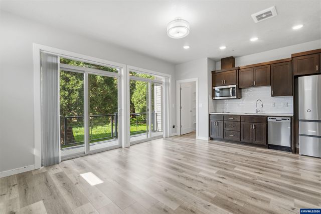 2042 Village Center Dr SE, Salem, OR 97302