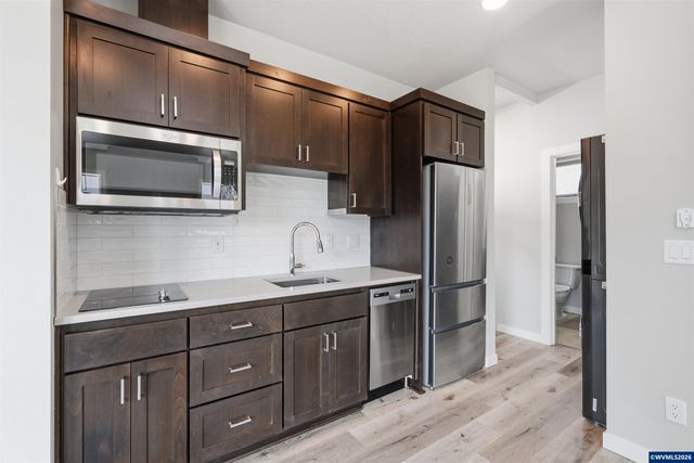 2042 Village Center Dr SE, Salem, OR 97302