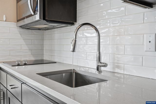 2042 Village Center Dr SE, Salem, OR 97302