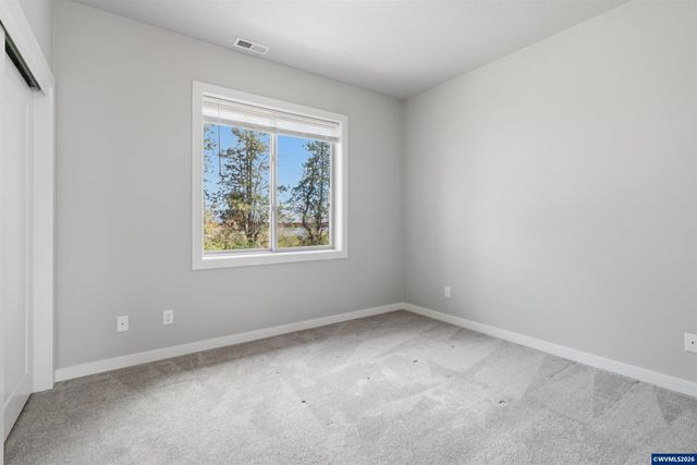 2042 Village Center Dr SE, Salem, OR 97302