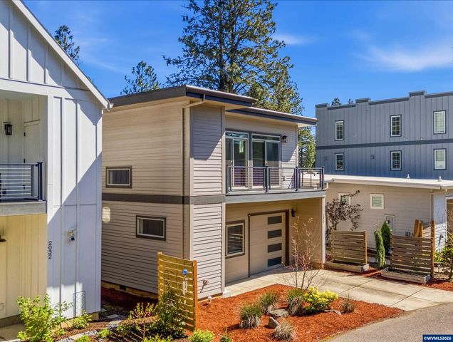 2042 Village Center Dr SE, Salem, OR 97302