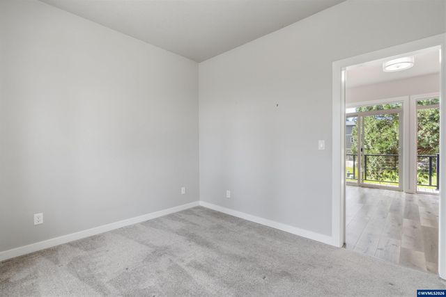 2042 Village Center Dr SE, Salem, OR 97302