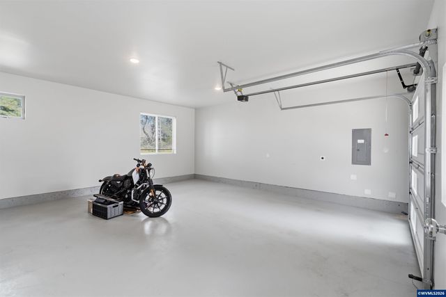 2042 Village Center Dr SE, Salem, OR 97302