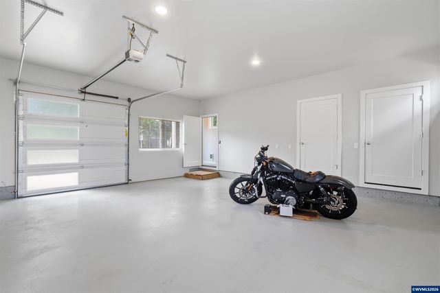 2042 Village Center Dr SE, Salem, OR 97302