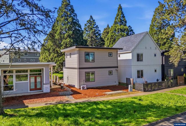 2042 Village Center Dr SE, Salem, OR 97302