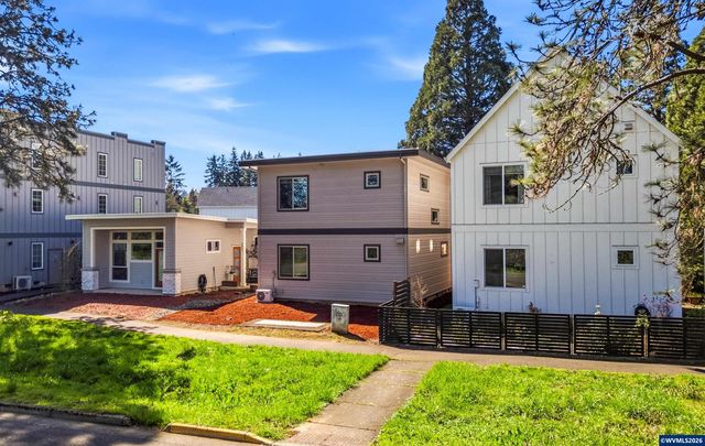 2042 Village Center Dr SE, Salem, OR 97302