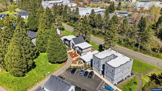 2042 Village Center Dr SE, Salem, OR 97302