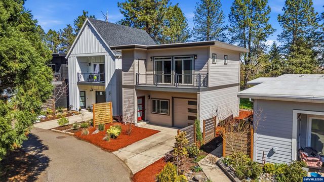 2042 Village Center Dr SE, Salem, OR 97302