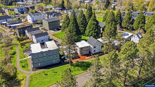 2042 Village Center Dr SE, Salem, OR 97302