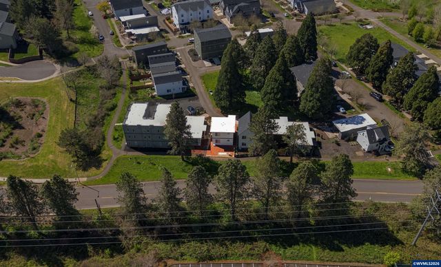 2042 Village Center Dr SE, Salem, OR 97302