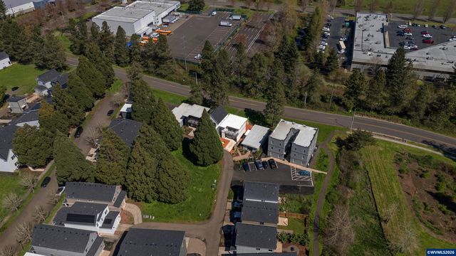 2042 Village Center Dr SE, Salem, OR 97302