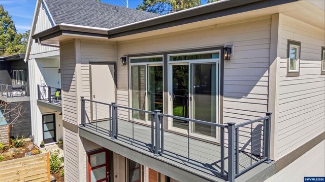 2042 Village Center Dr SE, Salem, OR 97302