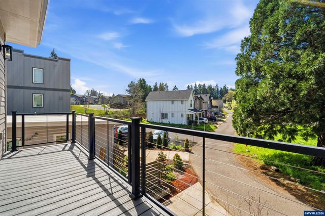 2042 Village Center Dr SE, Salem, OR 97302