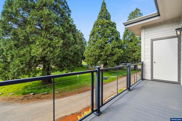 2042 Village Center Dr SE, Salem, OR 97302