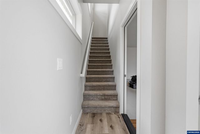 2042 Village Center Dr SE, Salem, OR 97302