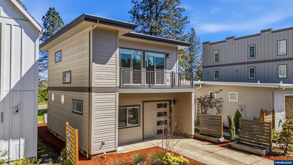 2042 Village Center Dr SE, Salem, OR 97302