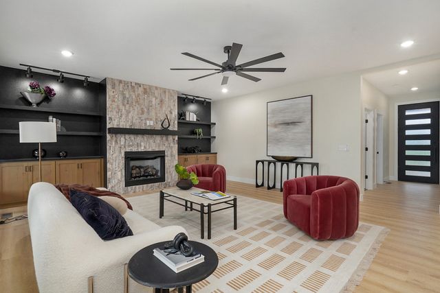5154 N Seacrest Drive, Ozark, MO 65721