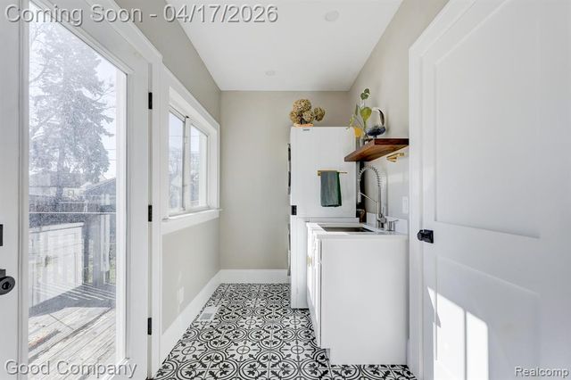 812 E George Avenue, Hazel Park, MI 48030