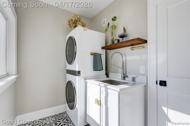 812 E George Avenue, Hazel Park, MI 48030