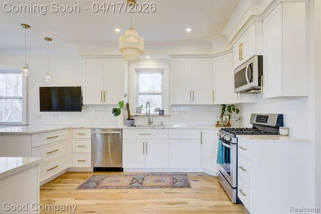 812 E George Avenue, Hazel Park, MI 48030