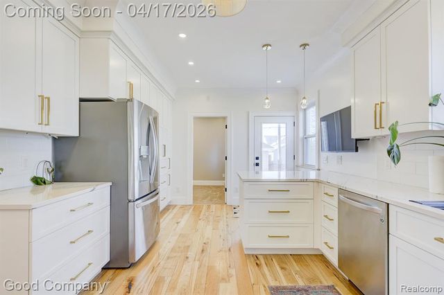 812 E George Avenue, Hazel Park, MI 48030