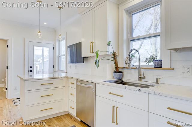 812 E George Avenue, Hazel Park, MI 48030