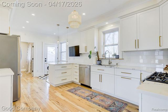 812 E George Avenue, Hazel Park, MI 48030