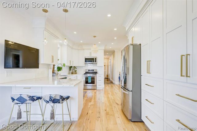 812 E George Avenue, Hazel Park, MI 48030