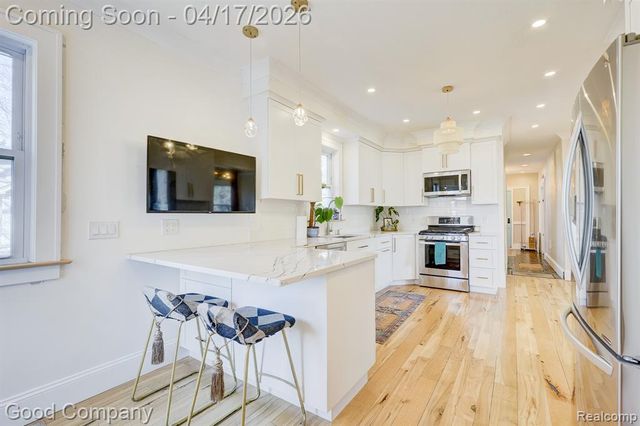 812 E George Avenue, Hazel Park, MI 48030