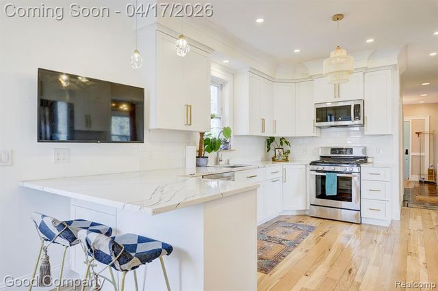 812 E George Avenue, Hazel Park, MI 48030