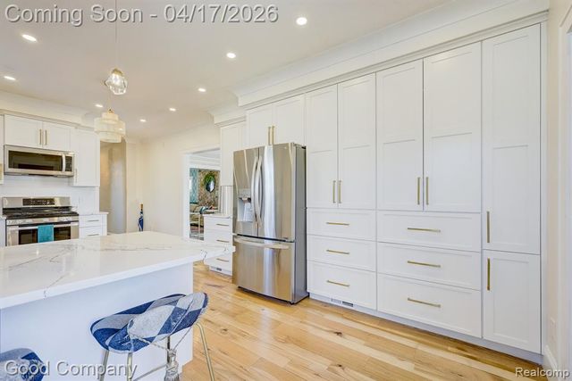 812 E George Avenue, Hazel Park, MI 48030