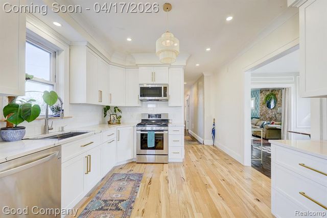 812 E George Avenue, Hazel Park, MI 48030