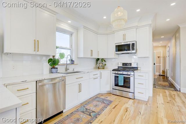 812 E George Avenue, Hazel Park, MI 48030