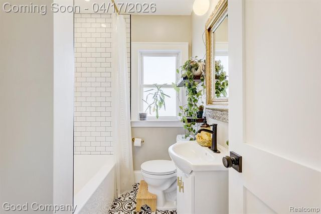 812 E George Avenue, Hazel Park, MI 48030