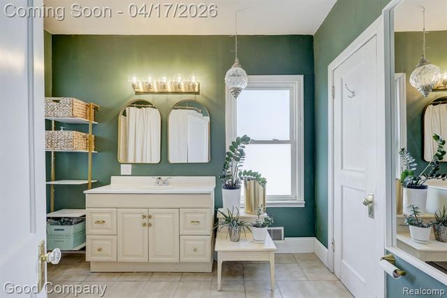 812 E George Avenue, Hazel Park, MI 48030