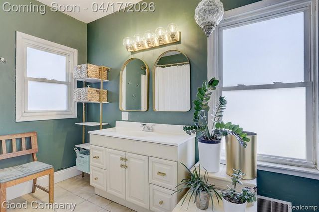 812 E George Avenue, Hazel Park, MI 48030