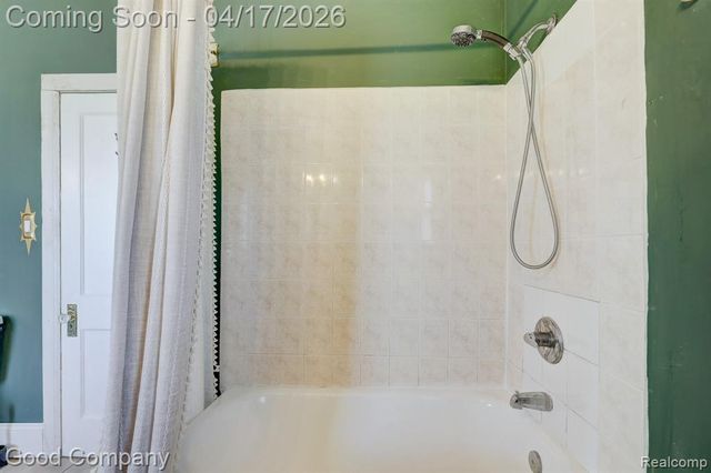 812 E George Avenue, Hazel Park, MI 48030