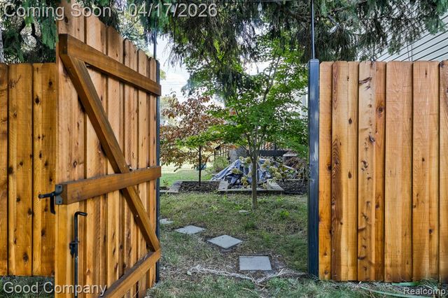 812 E George Avenue, Hazel Park, MI 48030