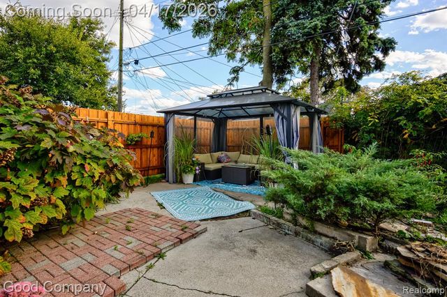 812 E George Avenue, Hazel Park, MI 48030