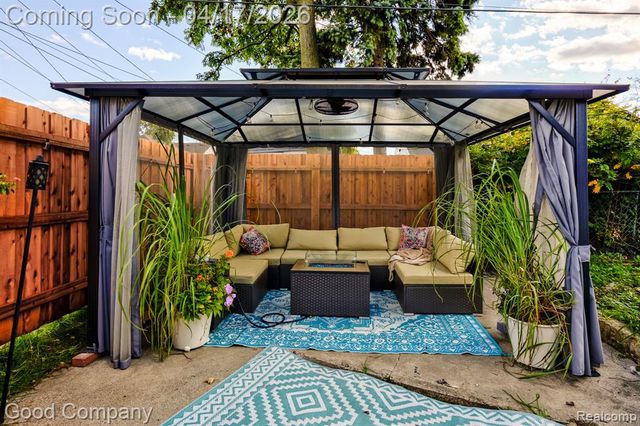 812 E George Avenue, Hazel Park, MI 48030